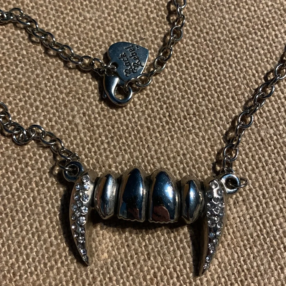 Rock rebel fang necklaces - Picture 5 of 5